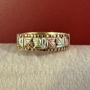 Gold band 10kt. Estimate size 7.5